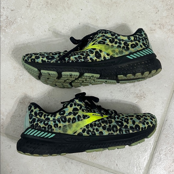 Brooks Adrenaline 21 Sneakers with Leopard Print - Green and Black 8 - Picture 5 of 12